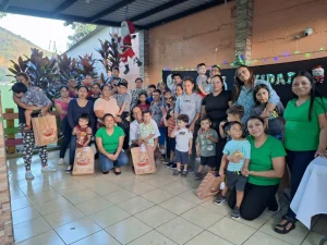 convivio navideño, compartiendo sonrisas, juegos y momentos de unión junto a niños, niñas, madres y padres, del Centro de Desarrollo Infantil y Familiar "El Jacalito"