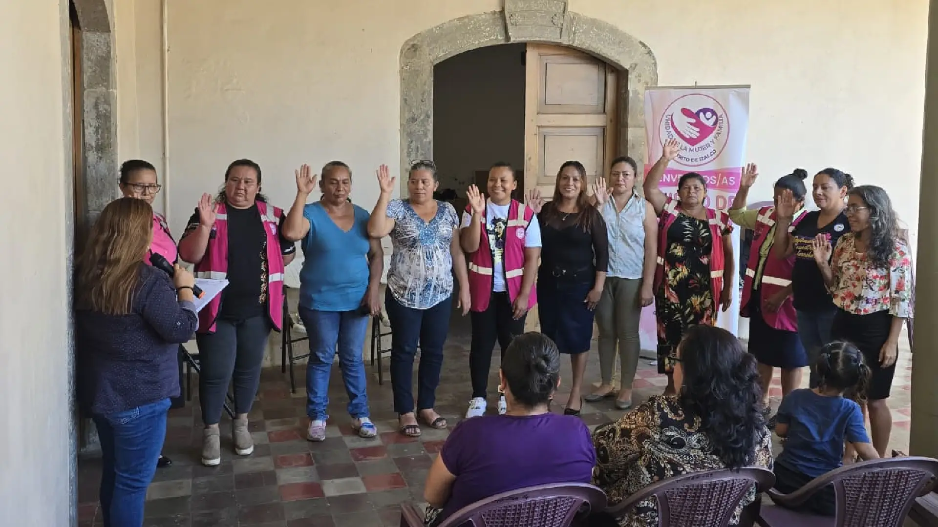 Juramentación y entrega de credenciales a la nueva asociación de mujeres en Izalco